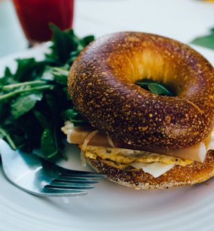 Brunch er en populær form for måltid, der kombinerer det bedste fra morgenmad og frokost