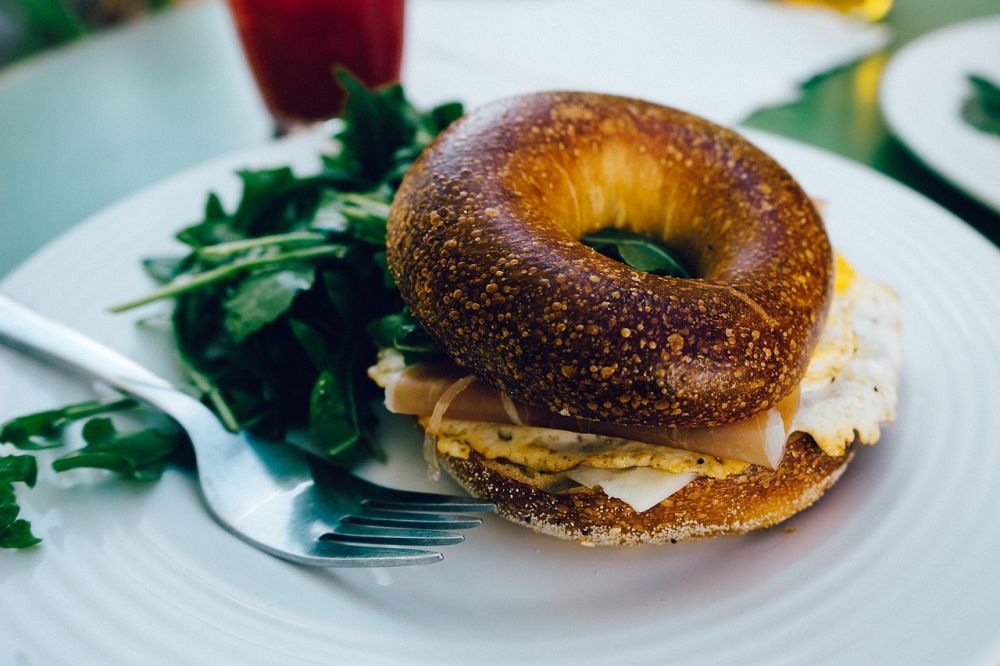 Brunch er en populær form for måltid, der kombinerer det bedste fra morgenmad og frokost